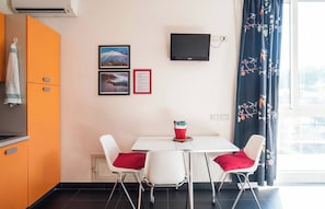 Apartment, 1 Bedroom, Balcony, Garden View | Dining