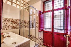 Apartment, 2 Schlafzimmer | Dusche im Bad