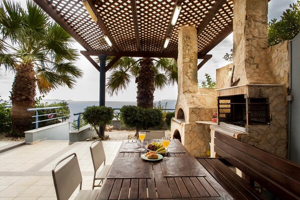 BBQ/picnic Area - Villa Afrodite PRIVATE POOL On The Roof Sea View (Agios Vasileios)