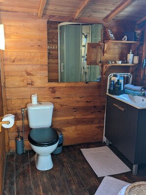 Shower, hair dryer, towels, soap - "The Luv Shack" Private Wooden Cabin with Aqua Bubble Spa and airconditioning (Monda)