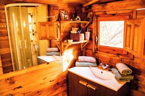 Douche, séchoir à cheveux, serviettes fournies, savon