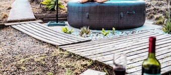 "The Luv Shack" Private Wooden Cabin with Aqua Bubble Spa and airconditioning