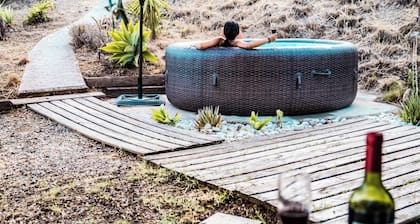 "The Luv Shack" Private Wooden Cabin with Aqua Bubble Spa and airconditioning