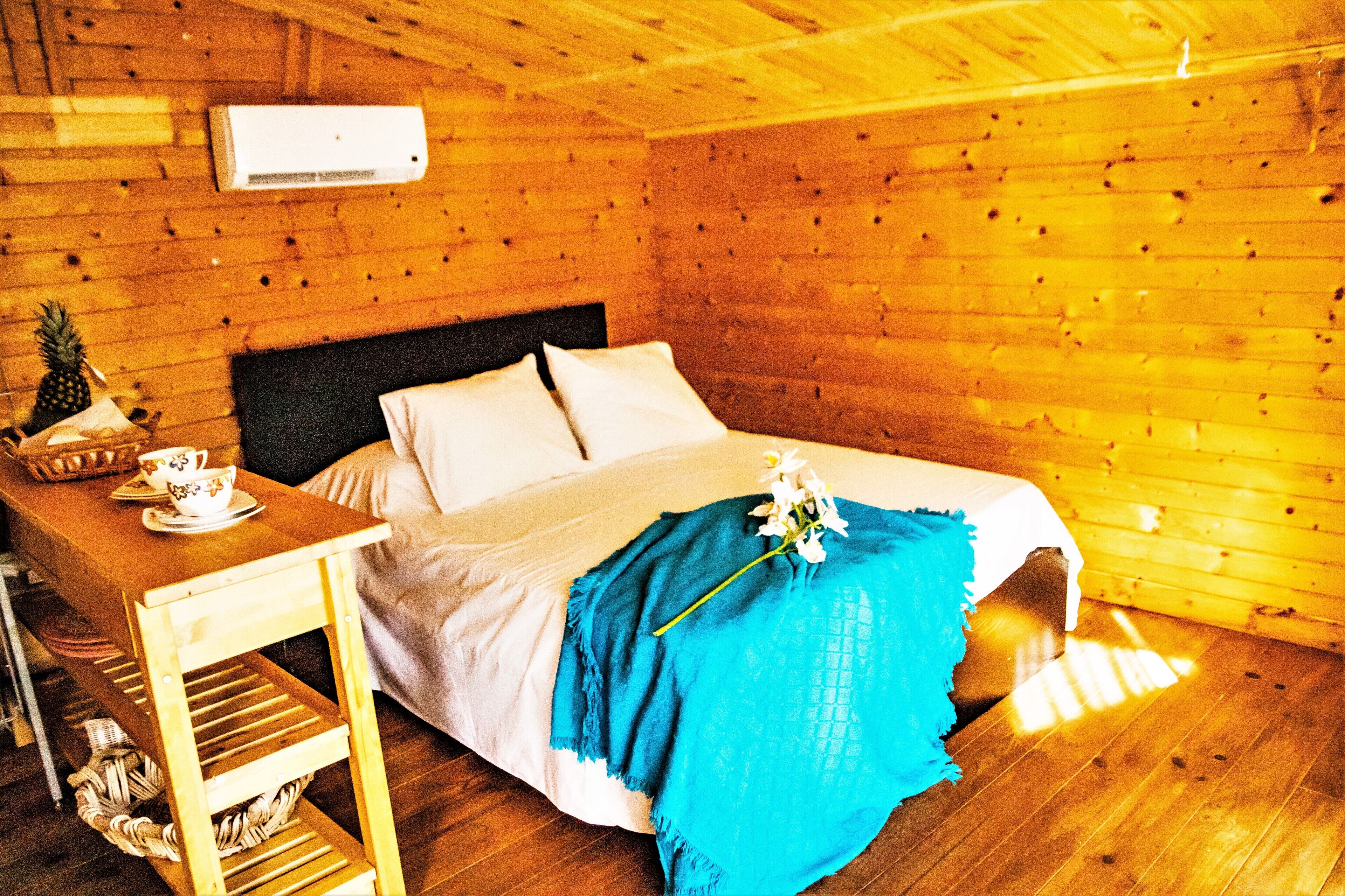 Cofres nos quartos, ferros/tábuas de passar roupa, berço de viagem