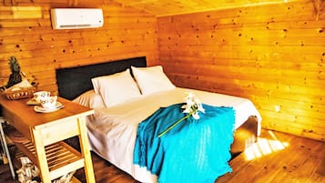 Cofres nos quartos, ferros/tábuas de passar roupa, berço de viagem