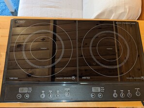 Cofres nos quartos, ferros/tábuas de passar roupa, berço de viagem