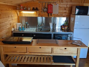 Réfrigérateur, micro-ondes, four, plaque de cuisson