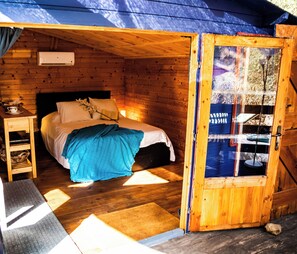 Coffre-fort, fer et planche à repasser, lit de bébé portatif