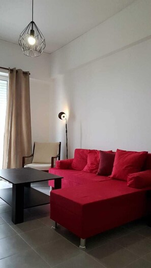 Appartement, 2 chambres | Salle de séjour | Télévision à écran plat