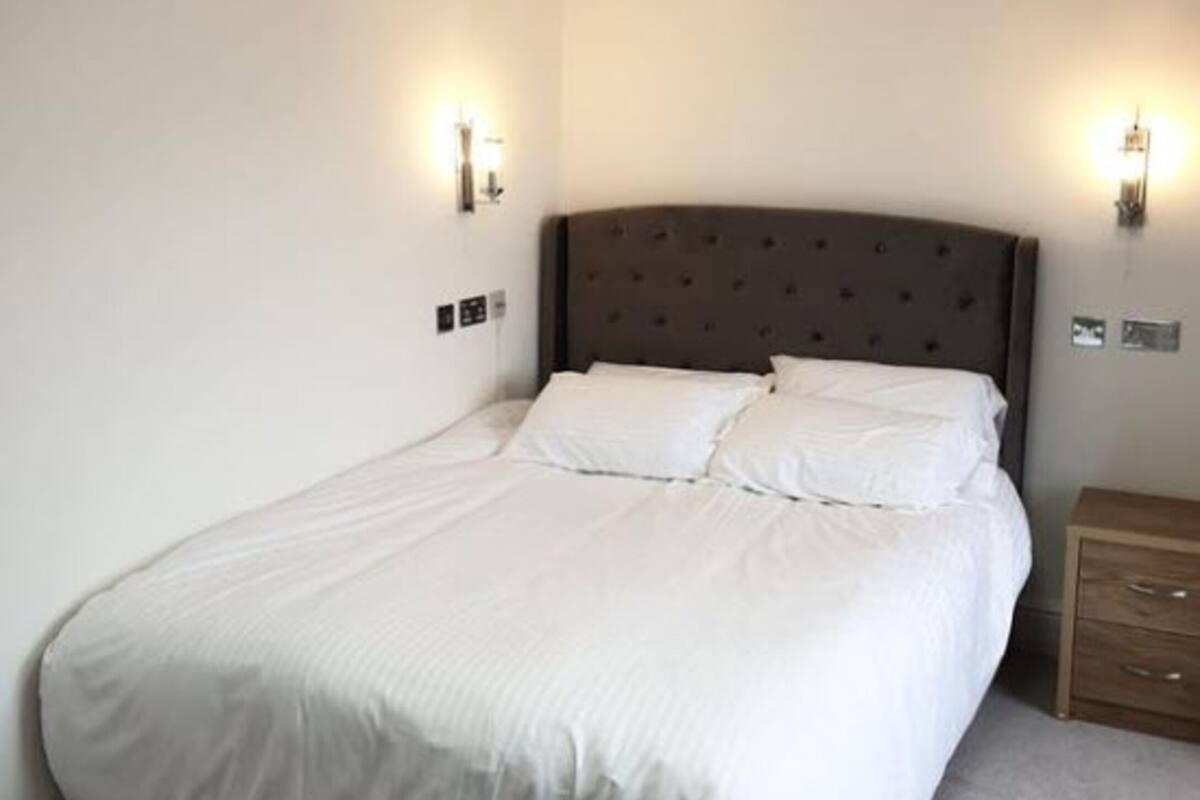 Deluxe-huone | Ylelliset vuodevaatteet, memory foam -patjalliset sängyt