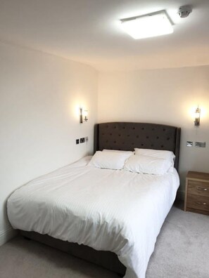 Deluxe King Room | Premium bedding, memory foam beds, iron/ironing board, free WiFi - Old Market Coaching Inn (Altrincham)