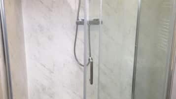 Kahden hengen standard-huone, 1 makuuhuone | Kylpyhuone | Suihku, ilmaiset hygieniatuotteet, pyyhkeet, saippua