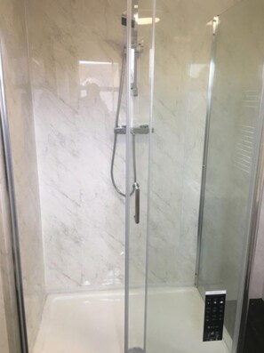 Standard-dobbeltværelse - 1 soveværelse | Badeværelse | Bruser, gratis toiletartikler, håndklæder, Sæbe