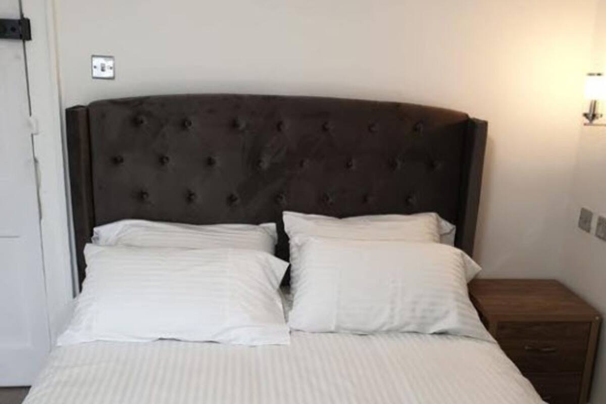 Kahden hengen standard-huone | Ylelliset vuodevaatteet, memory foam -patjalliset sängyt