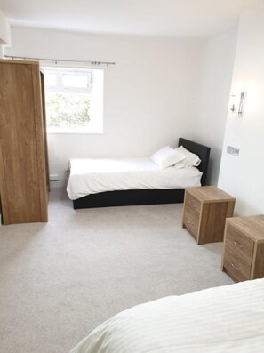 Deluxe Twin Room | Premium bedding, memory-foam beds, iron/ironing board, free WiFi - Old Market Coaching Inn (Altrincham)