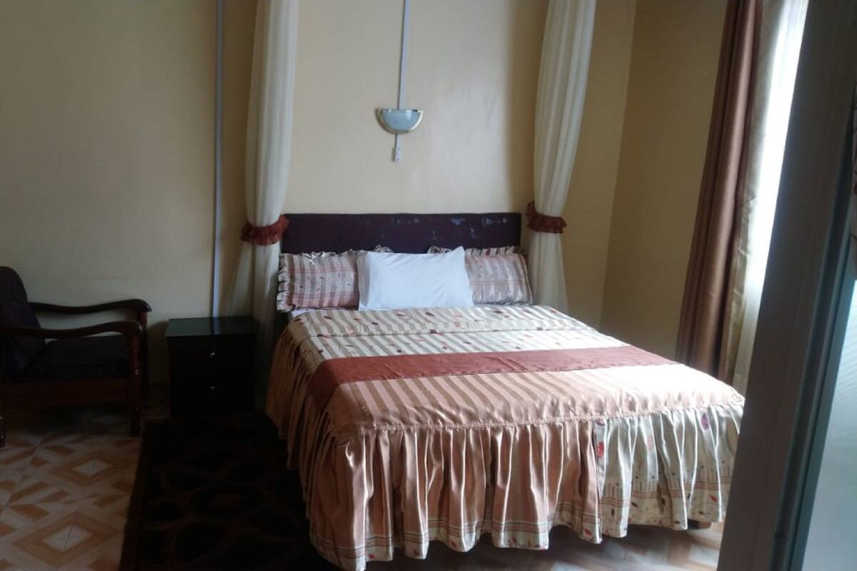 Escritorio y ropa de cama 