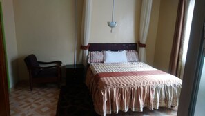 Double Room | Desk, bed sheets - Dreamland Hotel (Nairobi)