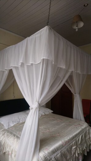 Executive Room | Desk, bed sheets - Dreamland Hotel (Nairobi)