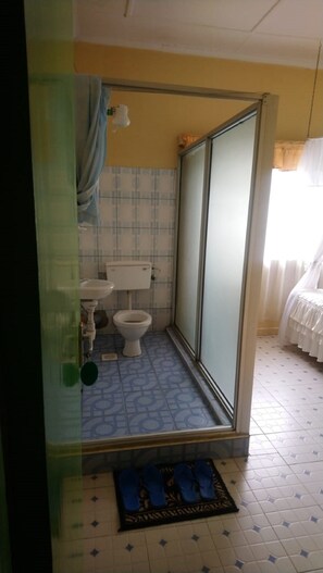 Executive Room | Bathroom | Shower, towels - Dreamland Hotel (Nairobi)