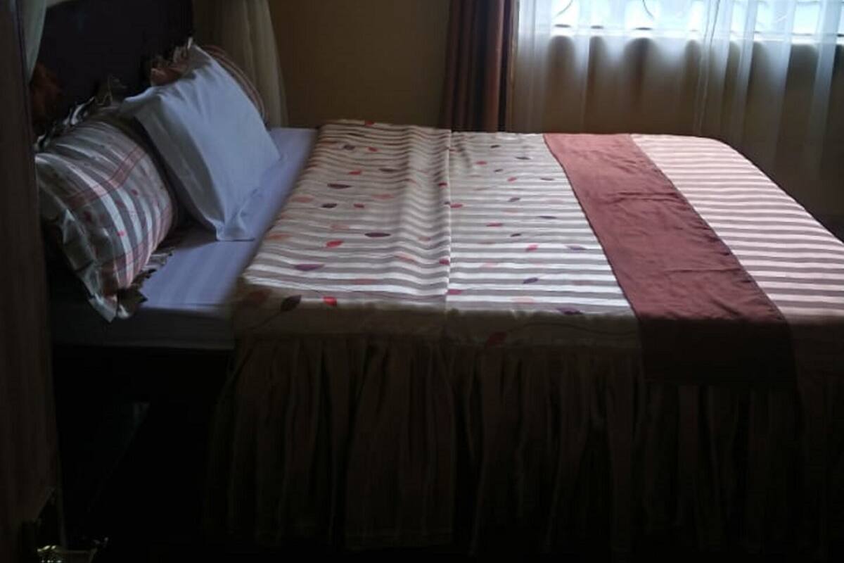 Escritorio y ropa de cama 