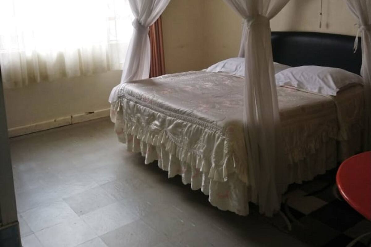 Escritorio y ropa de cama 