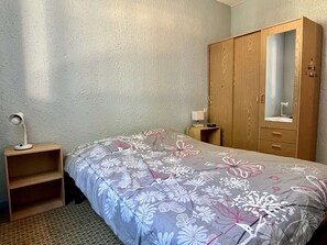1 bedroom - Cozy 2-Room Apartment, Steps from Beach, Sleeps 4, Balcony, TV (Argelès-sur-Mer)