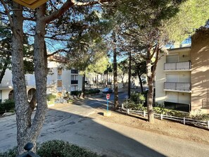 Property grounds - Cozy 2-Room Apartment, Steps from Beach, Sleeps 4, Balcony, TV (Argelès-sur-Mer)