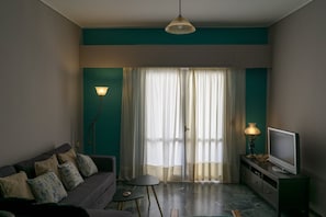 Appartamento, 1 camera da letto, terrazzo | Area soggiorno | TV a schermo piatto