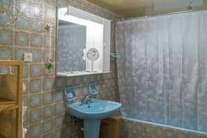 Apartment, 1 Schlafzimmer, Terrasse | Badezimmer | Handtücher, Seife, Toilettenpapier