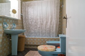 Departamento, 1 habitación, Terraza | Baño | Toallas, jabón, papel de baño 