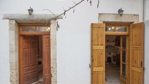 Un edificio rústico con dos puertas de madera que dan acceso al interior.