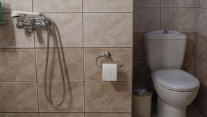Un baño con bañera, inodoro y ducha.