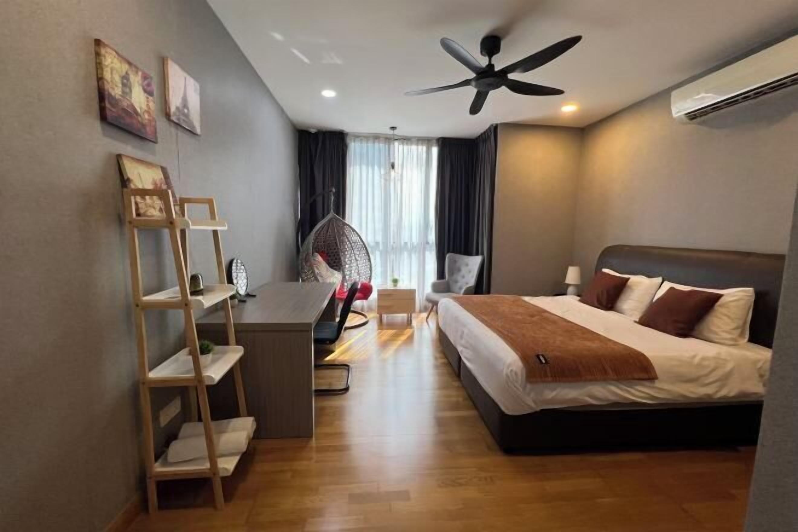 Desk, laptop workspace, iron/ironing board, free WiFi