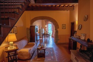 Appartamento, 2 camere da letto, terrazzo, vista giardino | Soggiorno | Libri