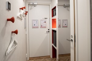 Espacio para trabajar con laptop y cortinas blackout 