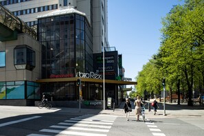 Un bâtiment moderne doté de grandes fenêtres en verre et d’une enseigne indiquant « Omenahotel ».