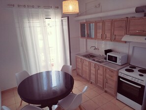 Departamento, 2 habitaciones | Cocina privada | Refrigerador con congelador, microondas, horno y parrilla de estufa 