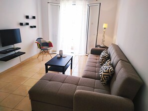 Departamento, 2 habitaciones | Área de sala de estar | Televisión de pantalla plana 