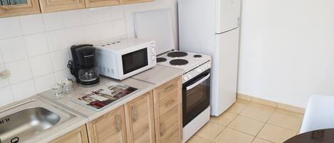 Appartement, 2 slaapkamers | Privékeuken | Een koelkast met diepvriezer, een microgolfoven, een oven, een kookplaat