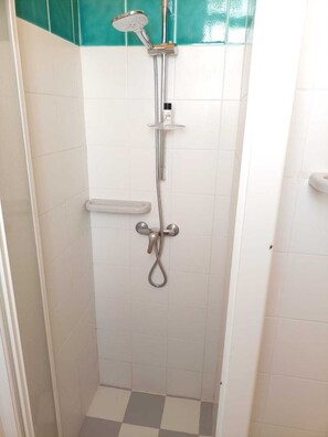 Apartment, 2 Schlafzimmer, Balkon, Gartenblick | Badezimmerausstattung