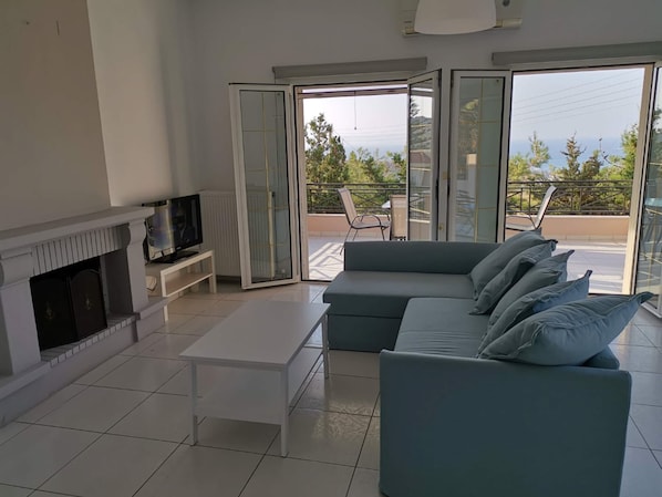 Villa, 3 chambres | Aire de séjour | Téléviseur à écran plat, foyer