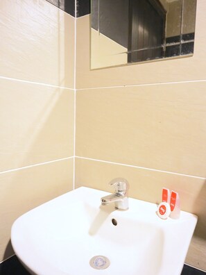 Standard Double Room | Bathroom