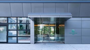 Vista frontal de la propiedad