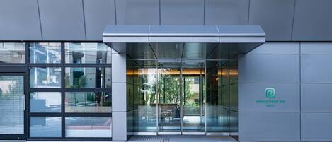 Vista frontal de la propiedad