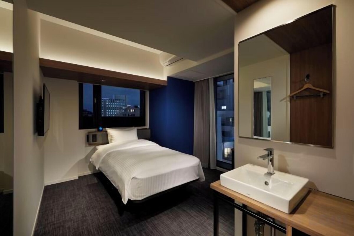 In-room safe, desk, WiFi (free), bed sheets