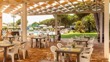 2 Restaurants; Mittagessen und Abendessen werden serviert