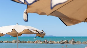 Am Strand, Liegestühle, Sonnenschirme, Strandbar