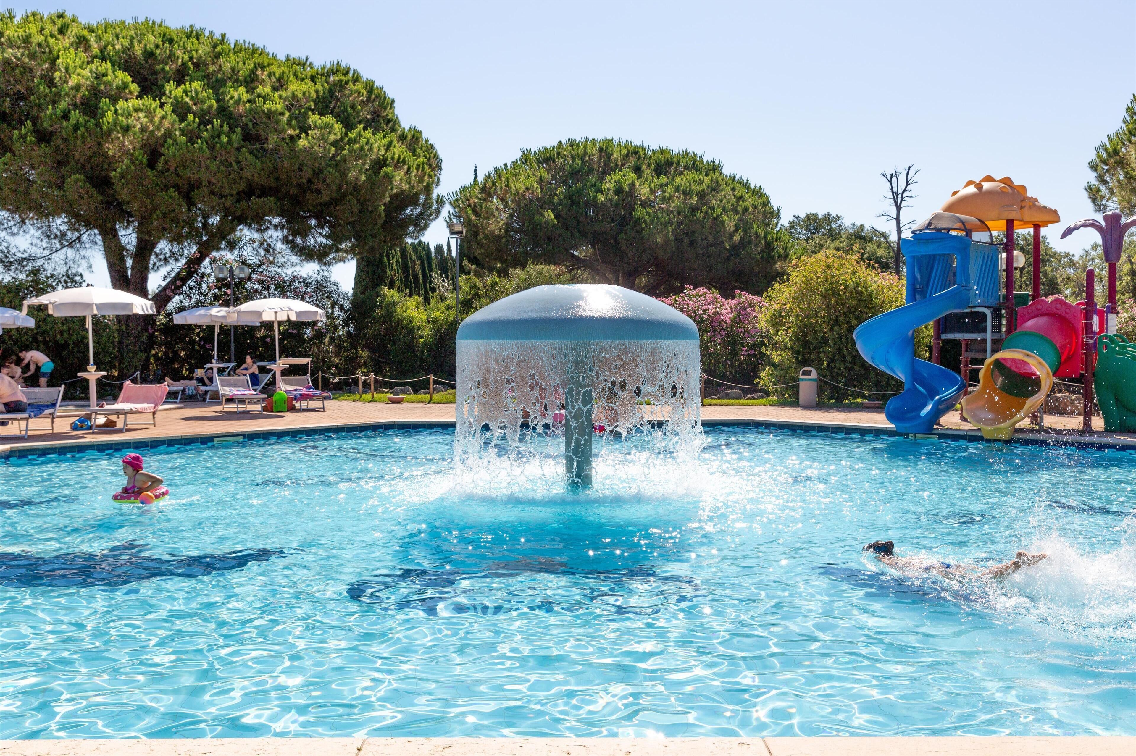 Una piscina al aire libre de temporada, sombrillas