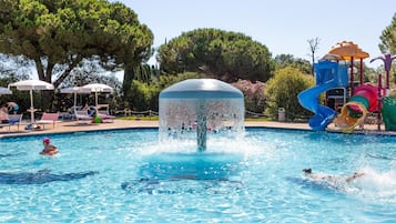 Una piscina al aire libre de temporada, sombrillas