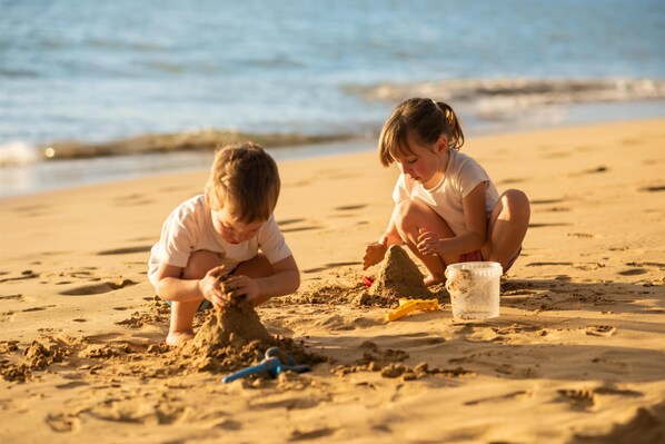 A la platja, gandules de platja i para-sols per a la platja 